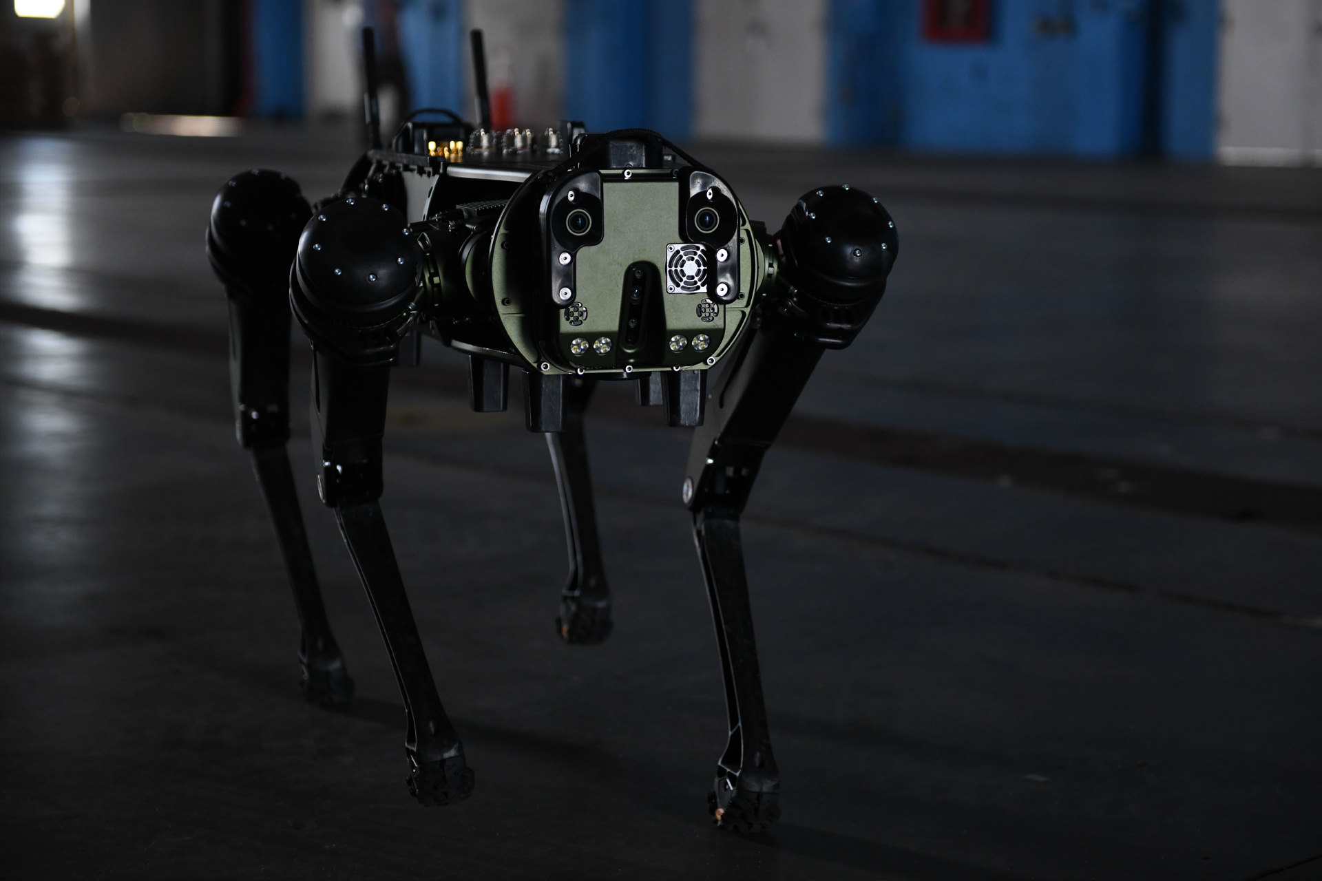 سگ رباتیک ویژن 60 نیروی فضایی آمریکا از نمای جلو