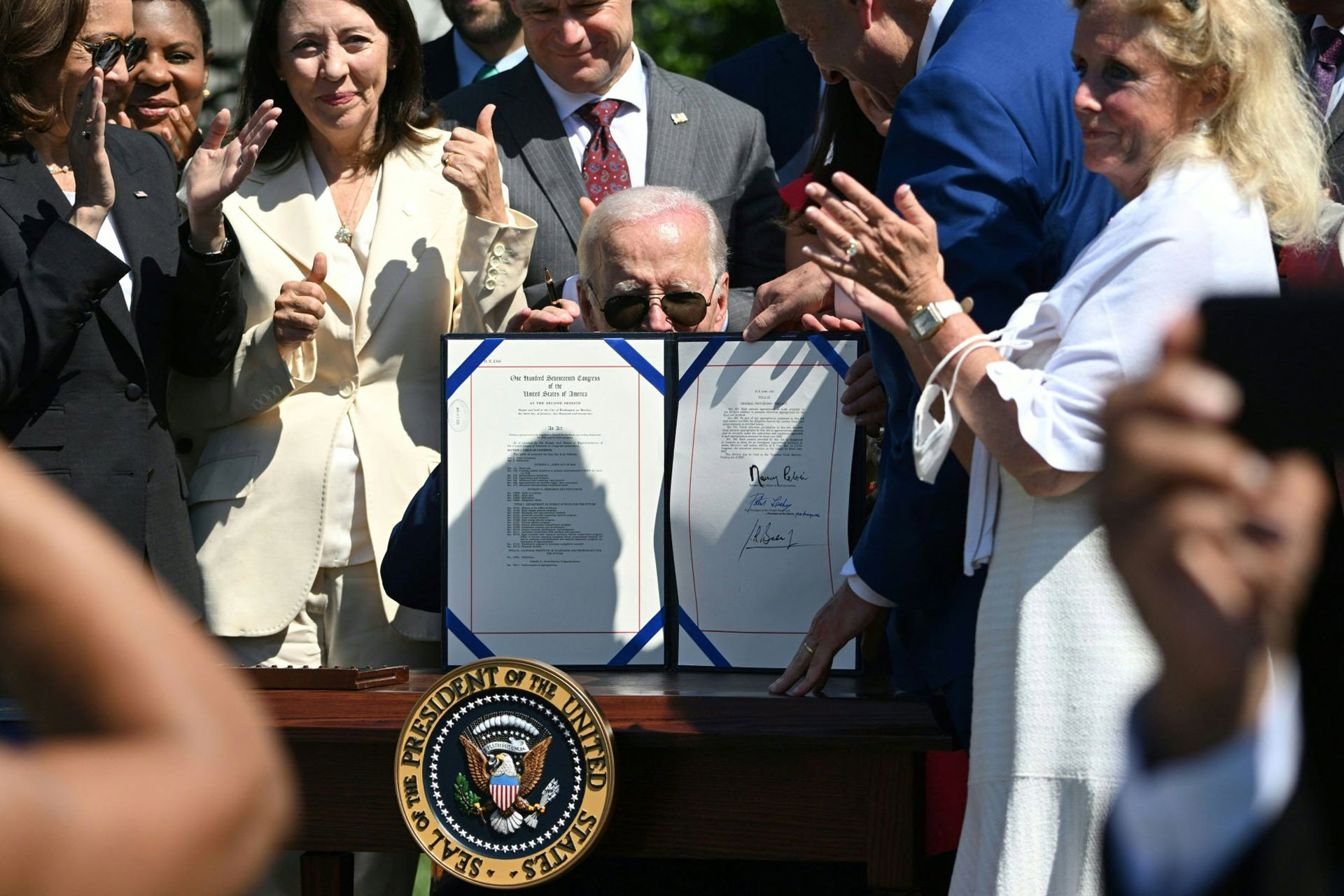 سند امضا شده لایحه CHIPS توسط جو بایدن جو بایدن رئیس جمهور آمریکا