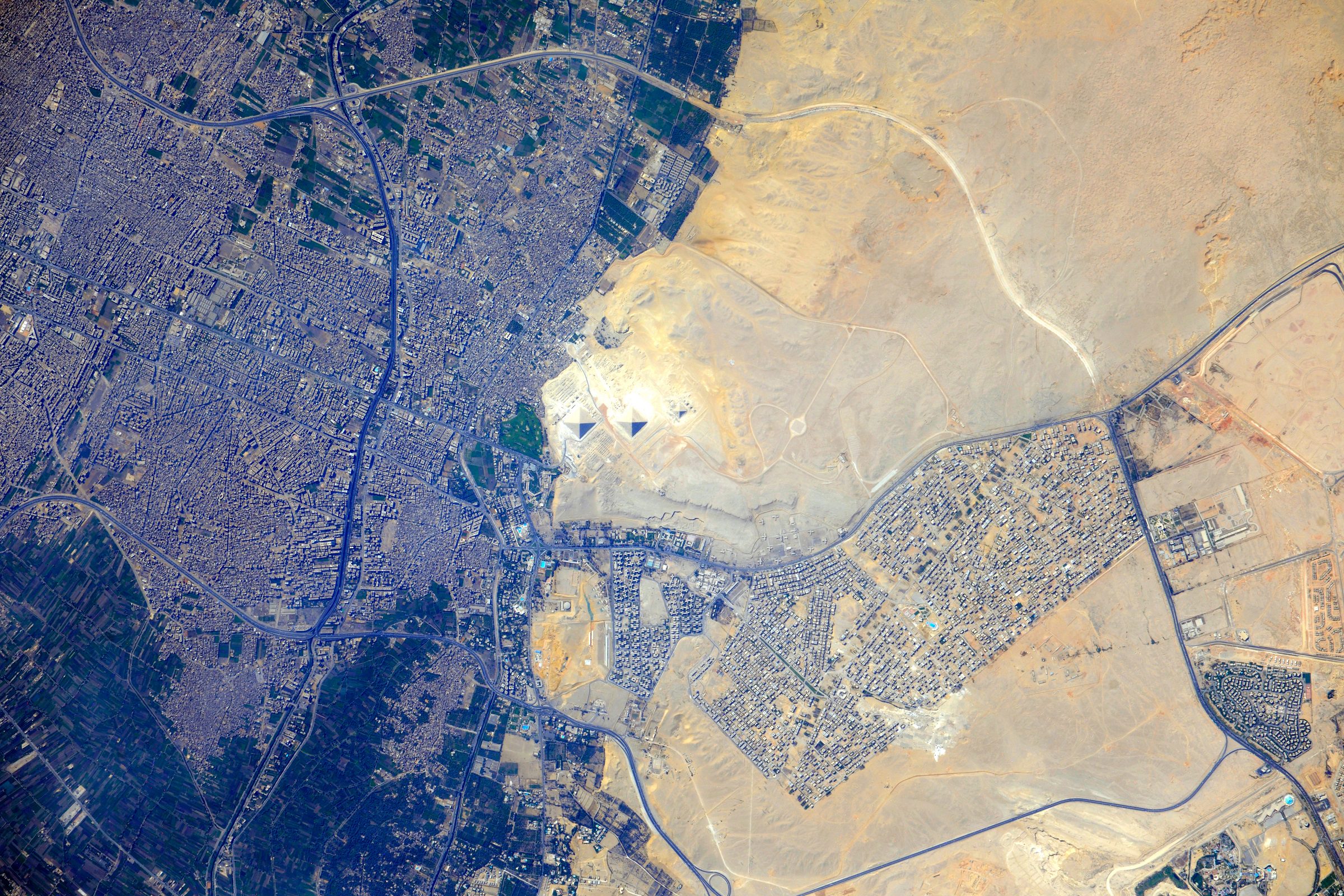 اهرام جیزه مصر از فضا