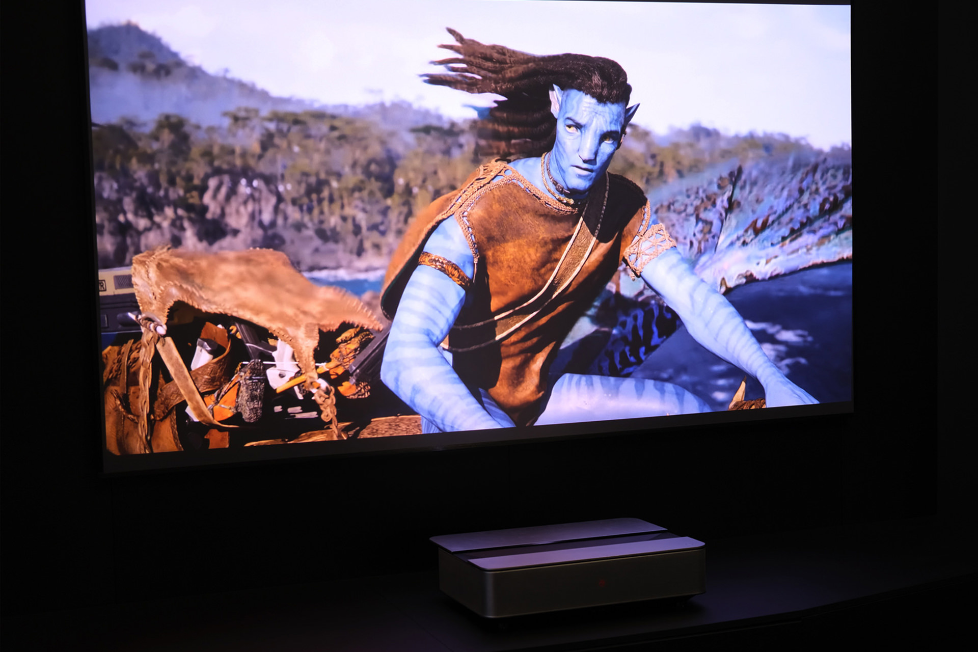 Avatar 영화를 보여주는 Leica Cine 1 프로젝터