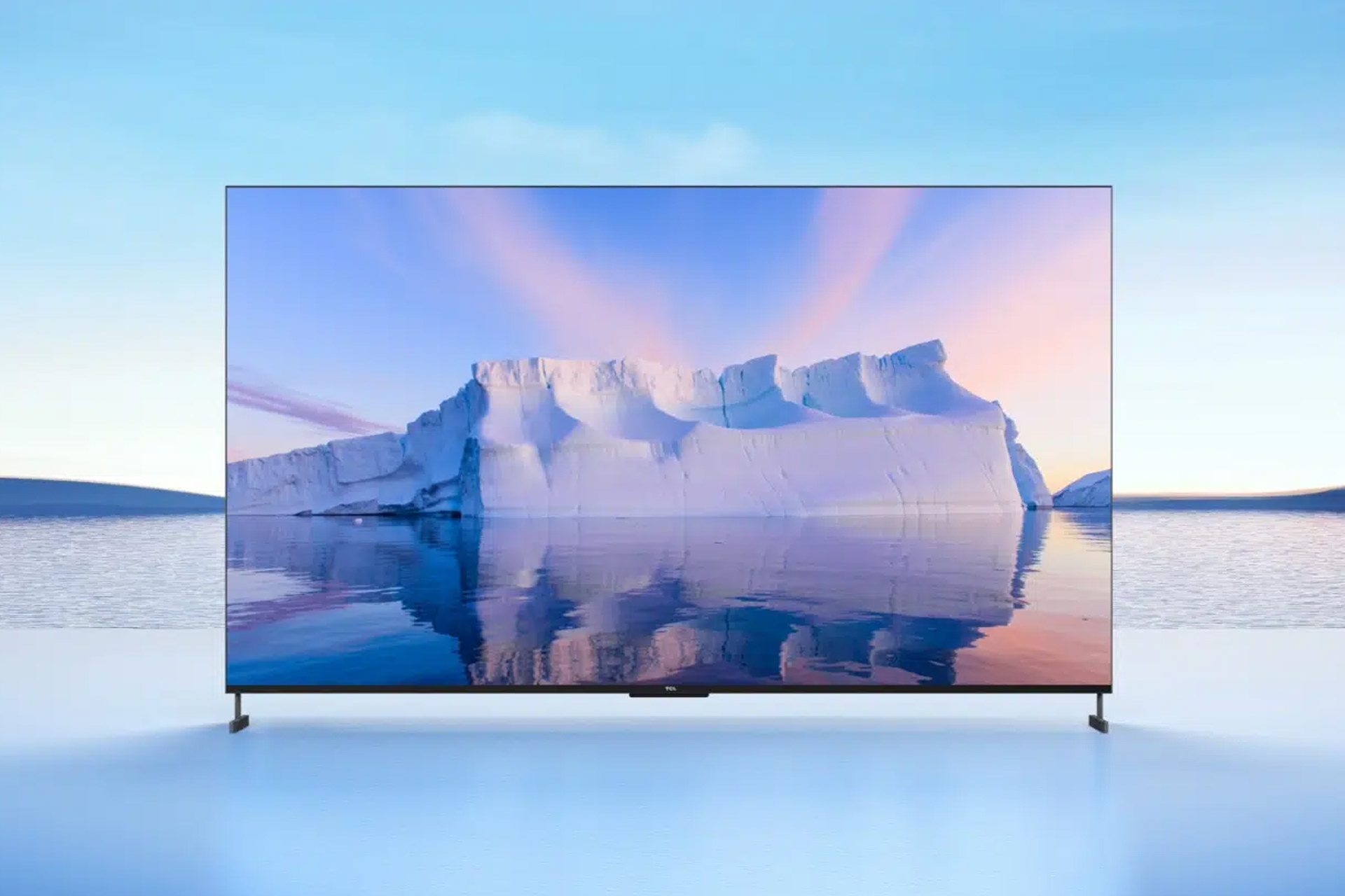 تلویزیون TCL 98C735 از نمای جلو روی یخ