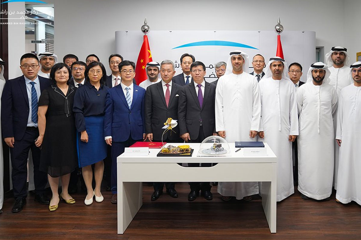 مردان عرب و چینی رو به روی دوربین امضا توافقنامه چین و امارات چانگ ای 7