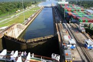 نمای بالا سد سلولی کانال پاناما / Panama Canal