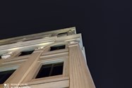 نمونه عکس ردمی نوت 9 اس - نمای یک ساختمان در تاریکی