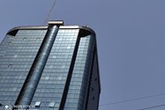 نمونه عکس ردمی نوت 9 اس - نمای ساختمان بلند از نزدیک