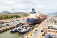 کشتی به همراه یدک کش سد سلولی کانال پاناما / Panama Canal