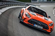 نمای دور خودرو مرسدس amg gt سری بلک / Mercedes-AMG GT Black Series با رنگ نارنجی در پیست