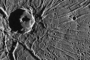 یکی از جذاب ترین تصاویر که در مأموریت کاوشگر MESSENGER از حفره‌ی آپولودوروس گرفته شده است