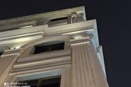 نمونه عکس ردمی نوت 9 اس - نمای نزدیک یک ساختمان در تاریکی