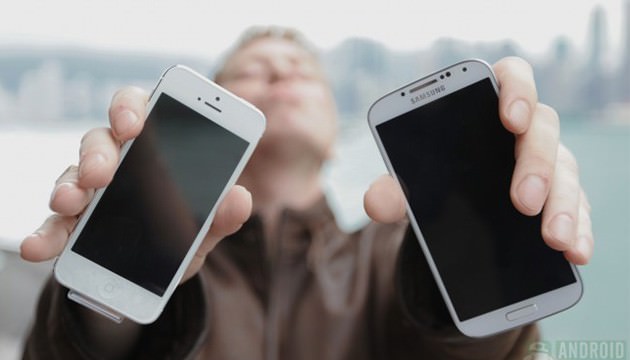 آزمایش پرتاب گلکسی اس 4 و آیفون 5 از ارتفاع، کدامیک در برابر ضربه مقاومتر است؟