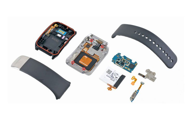 iFixit قلب Gear Live را گشود؛ کشف یک قطعه وایفای معرفی نشده در ساعت هوشمند سامسونگ