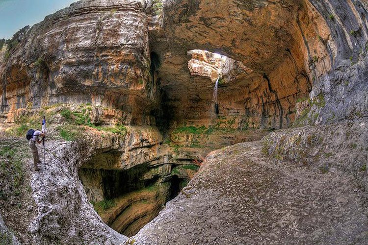 غاری تماشایی در لبنان که با ذوب برف زمستانی به آبشاری دیدنی تبدیل میشود