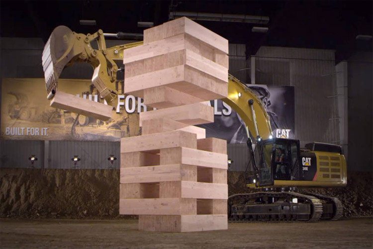 تماشا کنید: اجرای بزرگترین بازی Jenga توسط بیلهای مکانیکی شرکت Caterpillar
