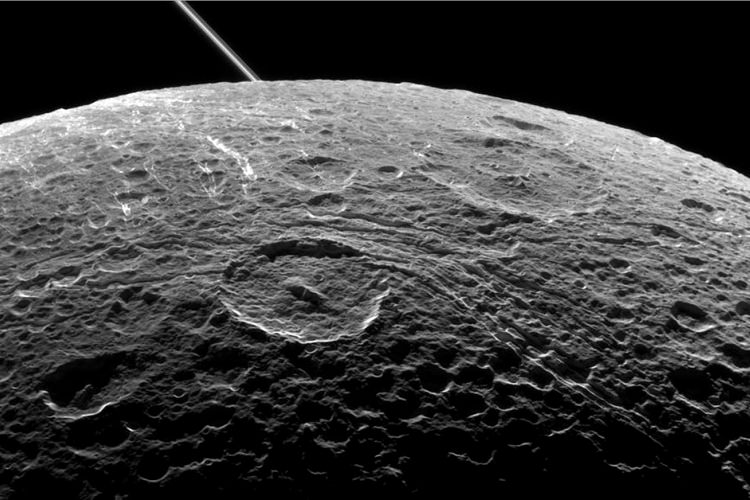 ناسا تصویر واضحی از قمر دیون زحل منتشر کرد