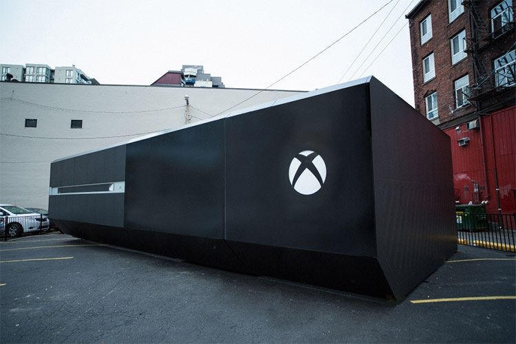 ماکت غول پیکر Xbox One در ونکوور: مایکروسافت برای عرضه‌ی این محصول در 22 نوامبر آماده  می‌شود