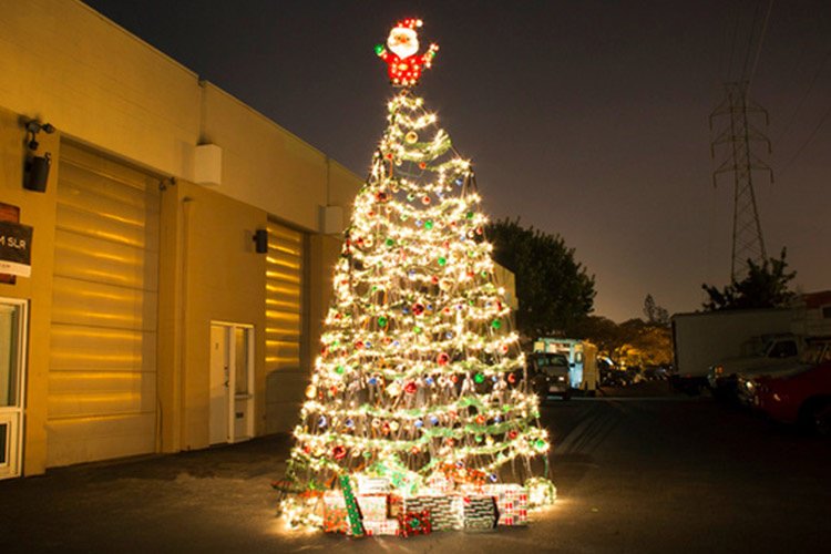 ساخت بزرگترین درخت کریسمس دنیا با استفاده از سه‌پایه‌‌های دوربین‌ عکاسی