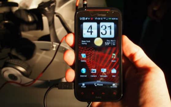 بررسی گوشی جدید و قدرتمند HTC Rezound به همراه هدفون های Beats  