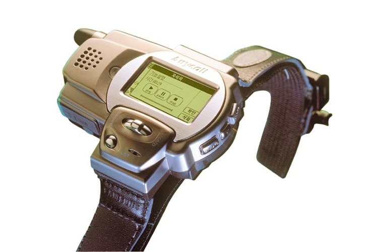 سال 1999 سامسونگ اولین گوشی ساعتی خود را معرفی کرد