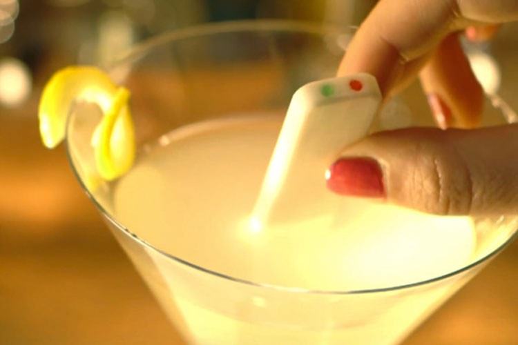 این ابزار کوچک پیشمرگ شما برای نوشیدنیهای زهر آلود میشود!