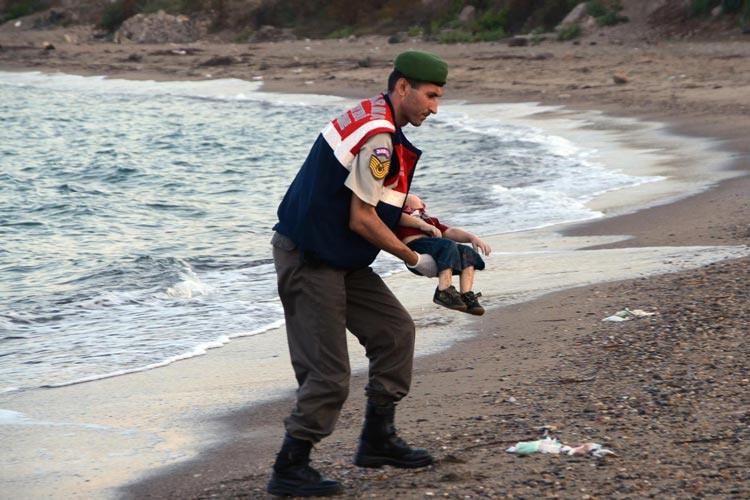 کجارو: واکنش تصویری هنرمندان به مرگ پسربچه ۳ ساله، پناهجوی سوری