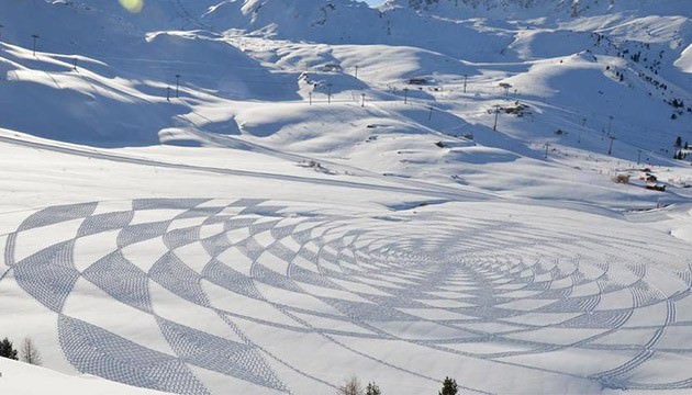 نقوش زیبای هندسی بر روی برفها