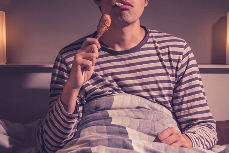 چرا غذا خوردن پیش از خواب باعث ایجاد مشکلاتی برای مغز می‌شود؟