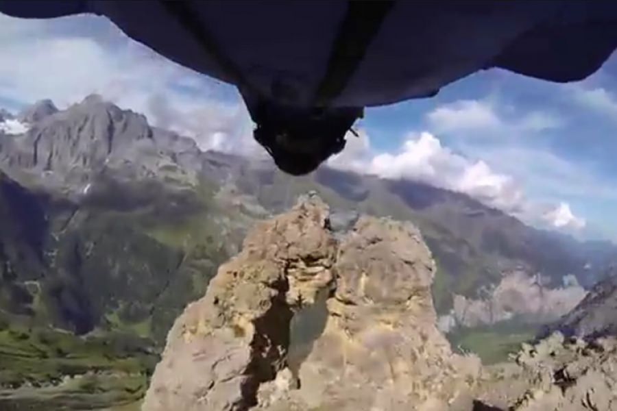 تماشا کنید: پرواز با لباس بالدار از میان شیار صخره‌ای با پهنای کمتر از 3 متر
