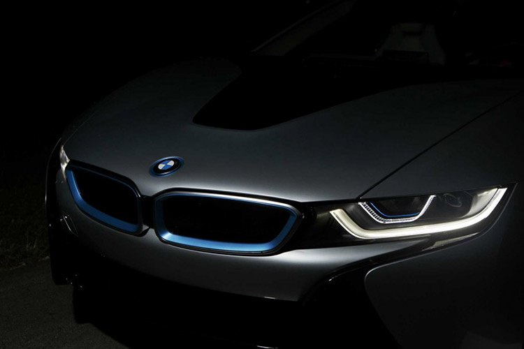 BMW برای اولین بار با ورود i8 2015 از چراغهای لیزری استفاده میکند