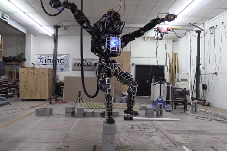تماشا کنید: حفظ تعادل روبات انسان‌نمای اطلس در حال انجام حرکات روی یک پا