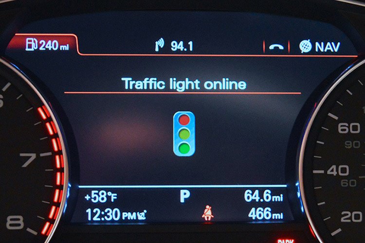آئودی در حال توسعه‌ی سیستمی برای اطلاع از وضعیت چراغ‌های راهنمایی پیش‌روی رانندگان است