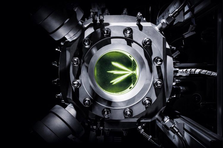 آئودی سوختهای پاکترِ خود را با نام «e-Fuel» در موتورهای شیشهای امتحان میکند