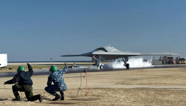 تماشا کنید: پرواز هواپیمای جنگنده X-47B