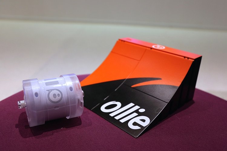 Ollie روبات چرخندهای که با تلفن هوشمند کنترل میشود و مثل قهرمان بازیهای ویدئویی چابک است!