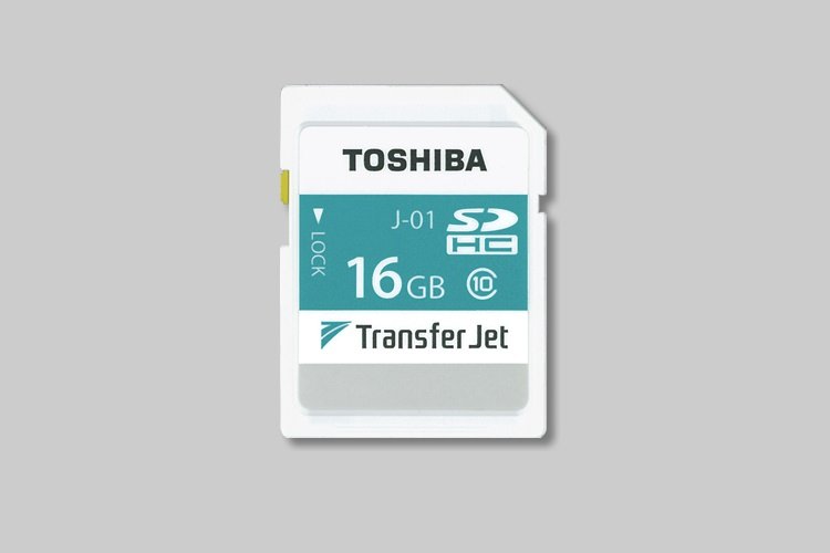 توشیبا کارت حافظه‌‌ی ۱۶ گیگابایتی SDHC TransferJet مخصوص دوربین‌های دیجیتال را رونمایی کرد
