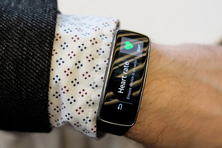 Gear Fit، دستبند هوشمند سامسونگ معرفی شد؛ صفحهی نمایش خمیده، نمایش اعلانیههای تلفنهوشمند و نمایش ضربانقلب کاربران