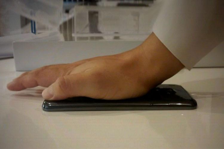 تماشا کنید: تلفن G Flex الجی واقعا انعطافپذیر است