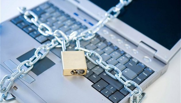 از هر ۵ نوجوان، ۴ نفر فعالیتهای اینترنتی خود را از والدینشان پنهان میکنند