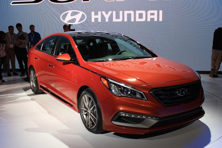 هیوندای سوناتا 2015 با امکاناتی از قبیل HUD، کروز کنترل هوشمند، بهرهگیری از CarPlay اپل و سایر امکانات لوکس با قیمتی زیر 32,000 دلار عرضه خواهد شد