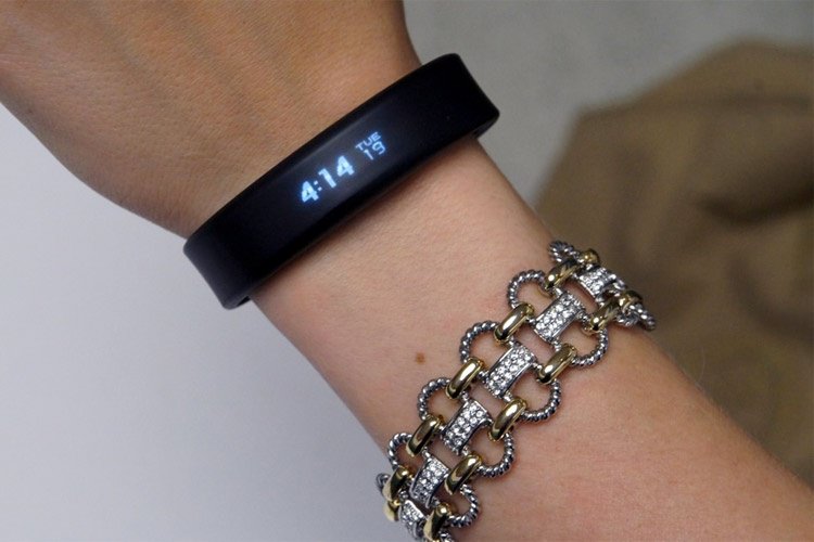 Vivosmart گارمین، ترکیبی از یک ساعتهوشمند و دستبند تناسب اندام