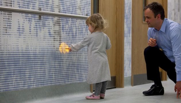 صفحه‌نمایش بزرگ تعاملی متشکل از 72 هزار LED، بهترین وسیله برای سرگرم کردن کودکان بستری در بیمارستان‌ها