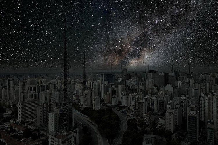 اگر تمام چراغ‌های شهر خاموش باشند، آسمان شب به چه شکل خواهد بود؟