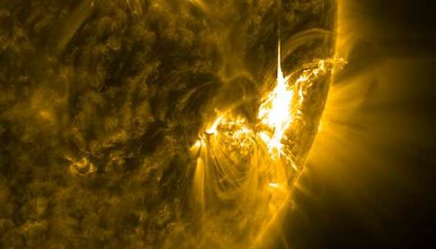 ناسا تصاویر بی‌نظیری از شراره خورشیدی که به سمت زمین در حرکت است، منتشر کرد