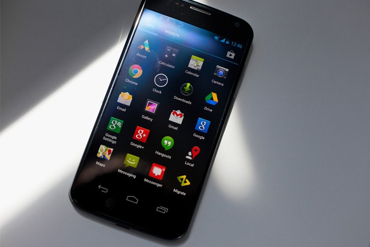 آیا بکارگیری رابط کاربری با قالب مشکی در تلفن با نمایشگر AMOLED باعث صرفهجویی در مصرف باتری میشود؟