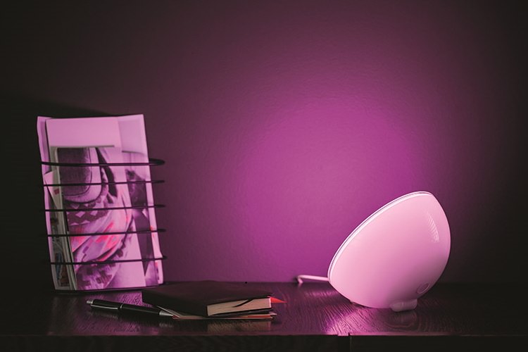 فیلیپس لامپ هوشمند و قابل حمل Hue Go را معرفی کرد