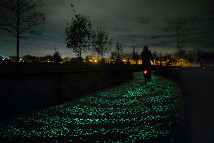 ساخت جاده‌ی شب‌تاب مخصوص دوچرخه سواری در شب