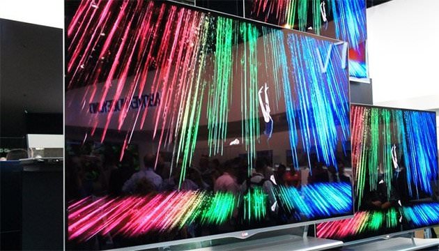 ال جی تلویزیون سه بعدی ۵۵ اینچی OLED خود را با بدنه فیبرکربن و ضخامت ۴ میلیمتر رونمایی کرد
