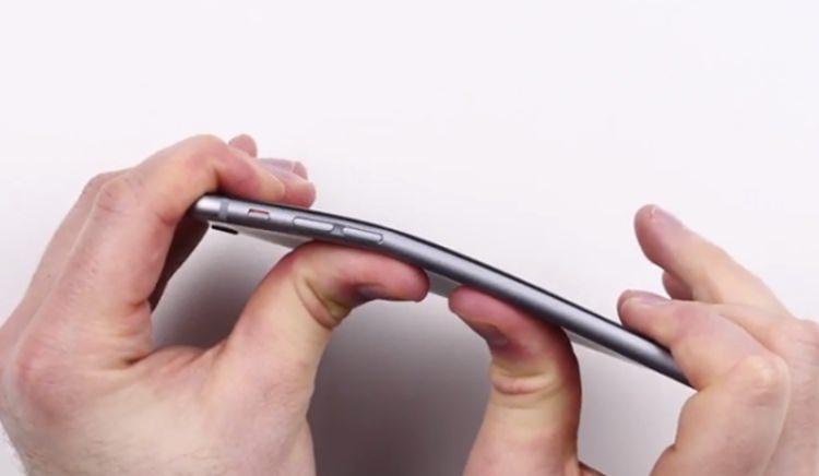 خم کردن پرچمدارها: آیفون 6 در مقابل اچتیسی One M8 و Moto X