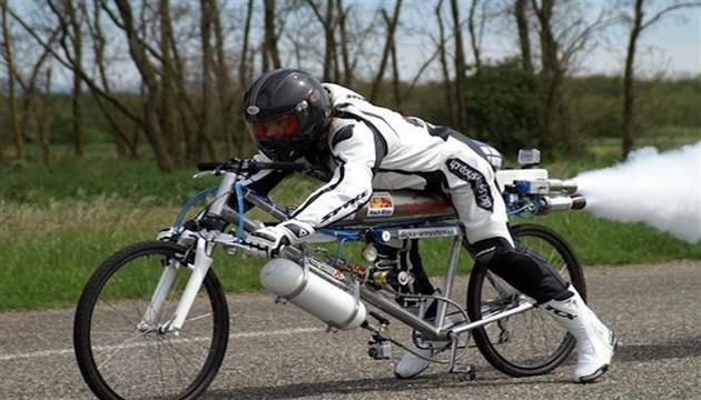 تماشا کنید: دوچرخه‌سوار فرانسوی با استفاده از دوچرخه و نیروی پیشران موشک رکورد جدیدی از سرعت را ثبت می‌کند