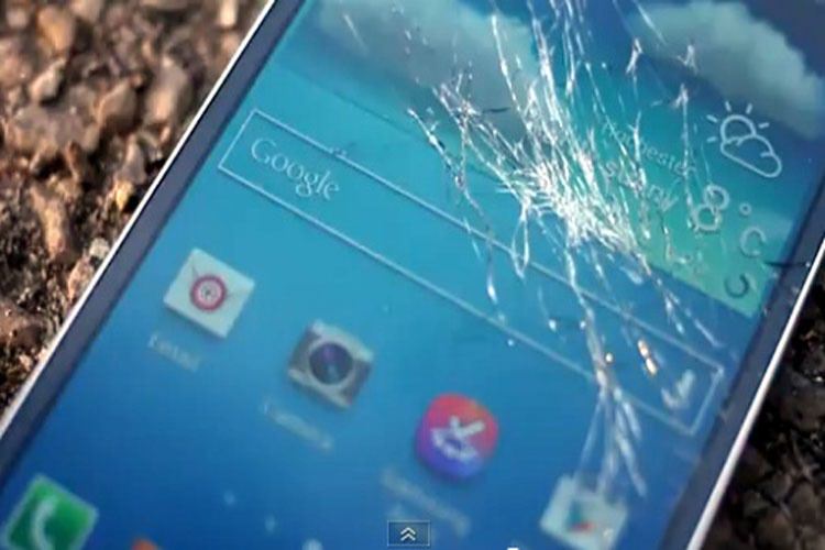 Galaxy S5 در مقابل Galaxy S4: رویارویی دو پرچمدار قدیمی و جدید سامسونگ در تست سقوط