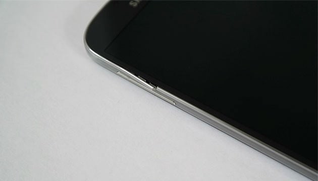 مشکل ترک خوردگی در لبههای گلکسی اس 4 نیز وجود دارد